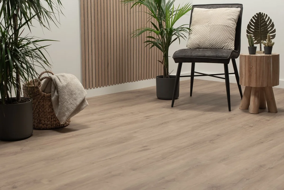 Licht interieur met een warme houten vloer — sfeerbeeld